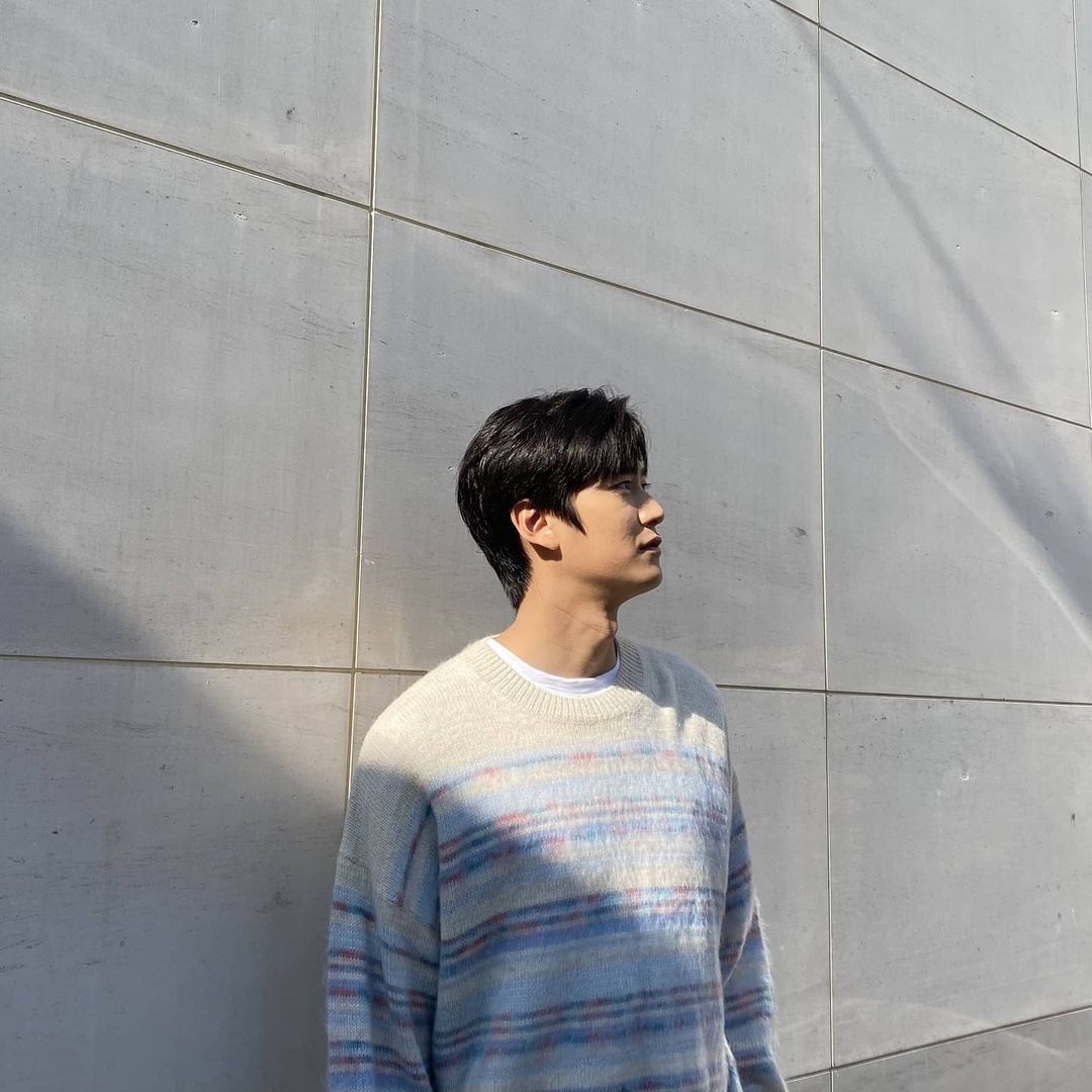 Na Inwoo shares a picture of him holding a bouquet gone vira - Global